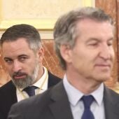 El presidente de Vox, Santiago Abascal (i), y el presidente del PP, Alberto Núñez Feijóo