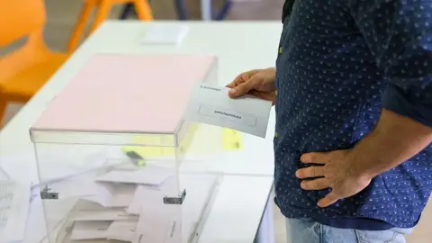 Una persona ejerce su derecho a voto en un colegio, en una imagen de archivo. Una persona ejerce su derecho a voto en un colegio, en una imagen de archivo.
