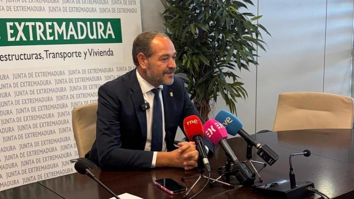 Ramírez exige al Gobierno de España soluciones urgentes para el aeropuerto de Badajoz tras las primeras nieblas de la temporada Ramírez exige al Gobierno de España soluciones urgentes para el aeropuerto de Badajoz tras las primeras nieblas de la temporada