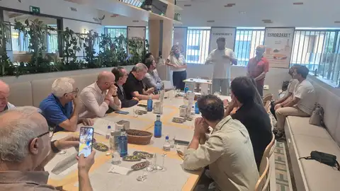 Manuel Algarra y Red Bull presentan "La chispa que enciende las Fallas un concurso para encontrar al ninot con más energía Manuel Algarra y Red Bull presentan "La chispa que enciende las Fallas un concurso para encontrar al ninot con más energía
