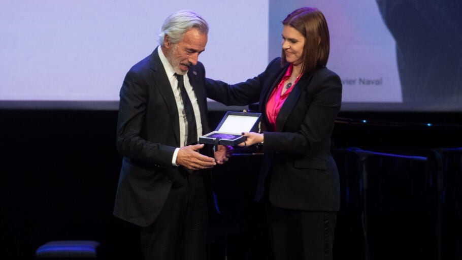 Imanol Arias recogiendo el Premio Ciudad Alcal&aacute; de las Artes y las Letras de mano de la alcaldesa alcala&iacute;na Judith Piquet 