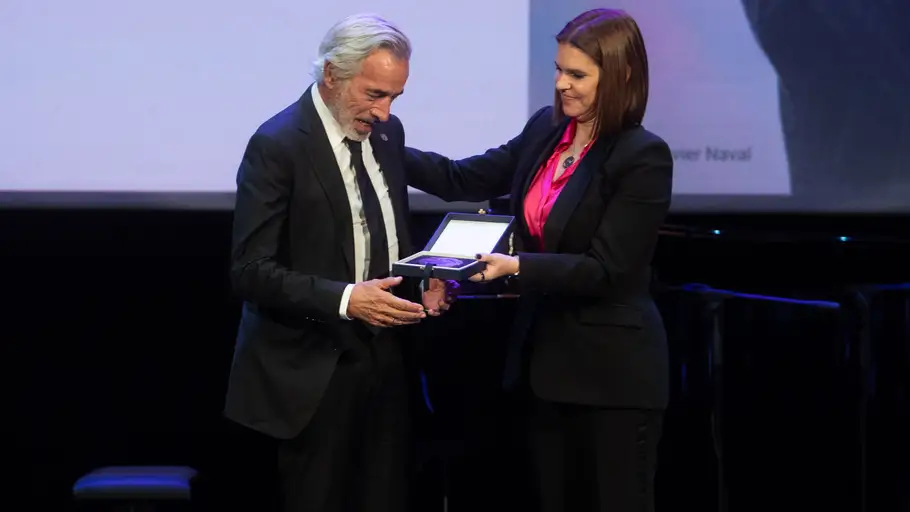 El actor Imanol Arias recogió el 9 de octubre el Premio Ciudad de Alcalá de las Artes y las Letras Imanol Arias recogiendo el Premio Ciudad Alcalá de las Artes y las Letras de mano de la alcaldesa alcalaína Judith Piquet
