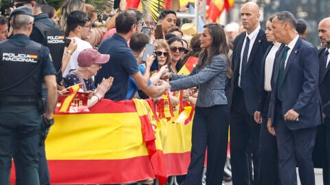 La reina Letizia (4d) saluda a la multitud que espera su llegada ante el Ayuntamiento de Ceuta/ EFE/Chema Moya La reina Letizia (4d) saluda a la multitud que espera su llegada ante el Ayuntamiento de Ceuta/ EFE/Chema Moya