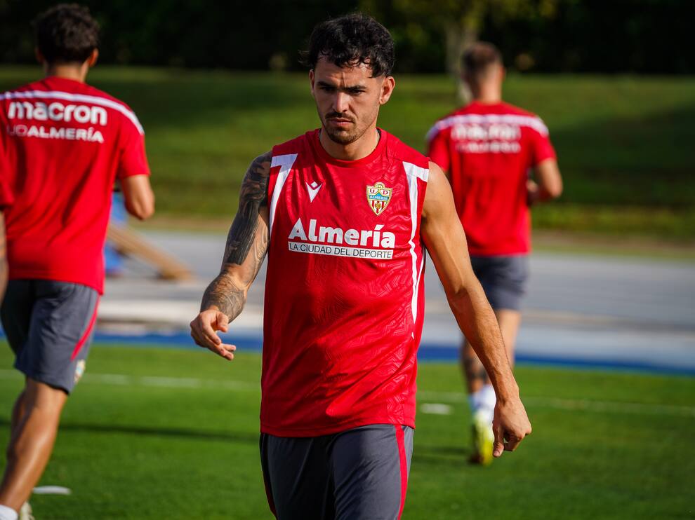 Álex Sola vuelve a la dinámica del primer equipo tras cumplir su sanción Álex Sola vuelve a la dinámica del primer equipo tras cumplir su sanción