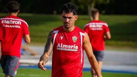 Álex Sola vuelve a la dinámica del primer equipo tras cumplir su sanción Álex Sola vuelve a la dinámica del primer equipo tras cumplir su sanción