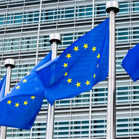 Archivo - Las banderas de la Unión Europea ondean frente al edificio Berlaymont en Bruselas, sede de la Comisión Europea.