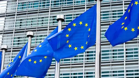 Archivo - Las banderas de la Unión Europea ondean frente al edificio Berlaymont en Bruselas, sede de la Comisión Europea. Archivo - Las banderas de la Unión Europea ondean frente al edificio Berlaymont en Bruselas, sede de la Comisión Europea.