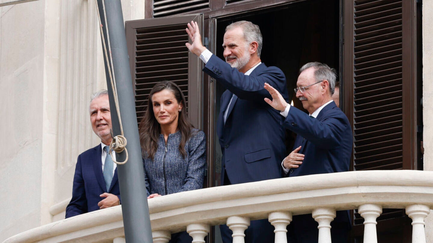 De izquierda a derecha, &Aacute;ngel V&iacute;ctor Torres, la reina Letizia, el rey Felipe VI y Juan Jes&uacute;s Vivas/ EFE/Chema Moya