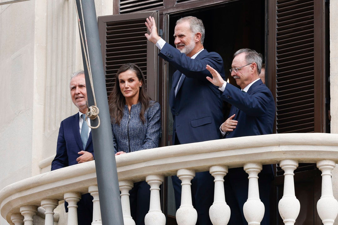 Cerrada ovación para los reyes y sonora pitada para Ángel Víctor Torres en el saludo desde el balcón del Ayuntamiento de Ceuta Cerrada ovación para los reyes y sonora pitada para Ángel Víctor Torres en el saludo desde el balcón del Ayuntamiento de Ceuta