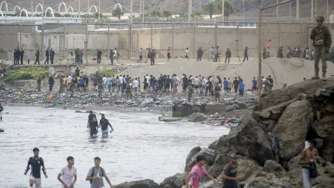 Decenas de personas cruzan la frontera el pasado 31 de julio en Ceuta. Decenas de personas cruzan la frontera el pasado 31 de julio en Ceuta.
