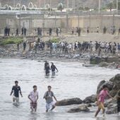 Decenas de personas cruzan la frontera el pasado 31 de julio en Ceuta.