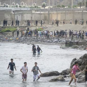 Decenas de personas cruzan la frontera el pasado 31 de julio en Ceuta. Decenas de personas cruzan la frontera el pasado 31 de julio en Ceuta.
