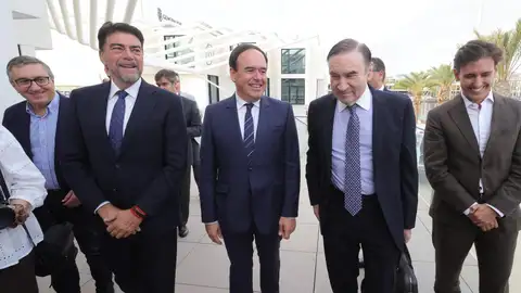 Pérez Llorca entre el alcalde, Luis Barcala, y el director de El Español, Pedro J. Ramírez Pérez Llorca entre el alcalde, Luis Barcala, y el director de El Español, Pedro J. Ramírez