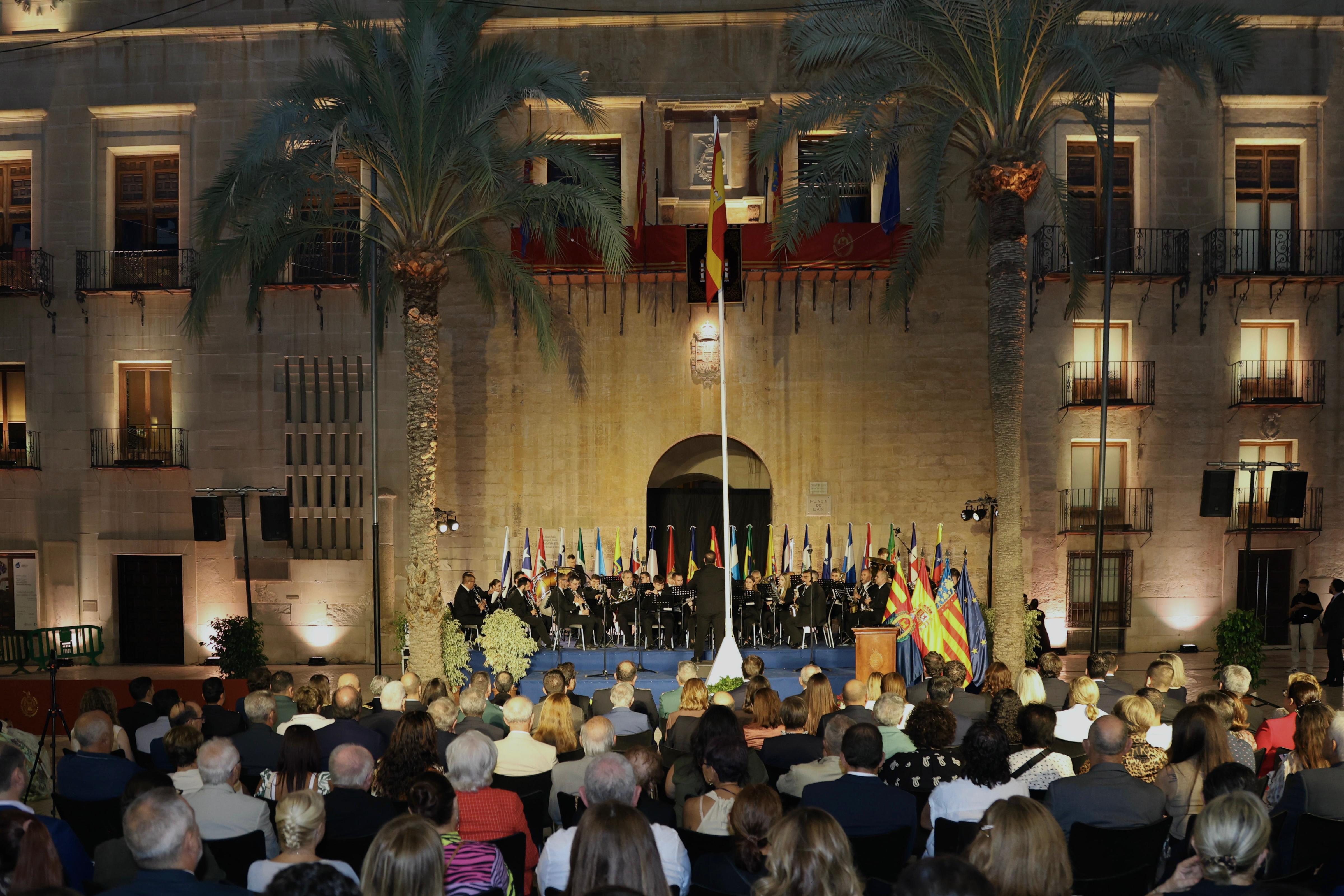 El alcalde de Elche pide reformas en educación, liberalización del suelo para viviendas y separación de los poderes del Estado El alcalde de Elche pide reformas en educación, liberalización del suelo para viviendas y separación de los poderes del Estado