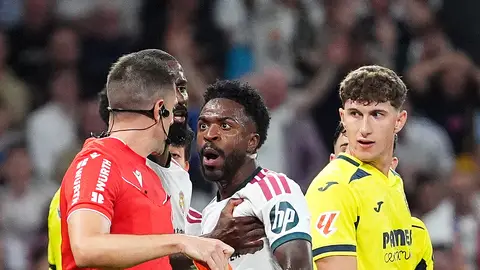 La reacción de Vini frente a Díaz de Mera durante el partido ante el Villarreal. La reacción de Vini frente a Díaz de Mera durante el partido ante el Villarreal.