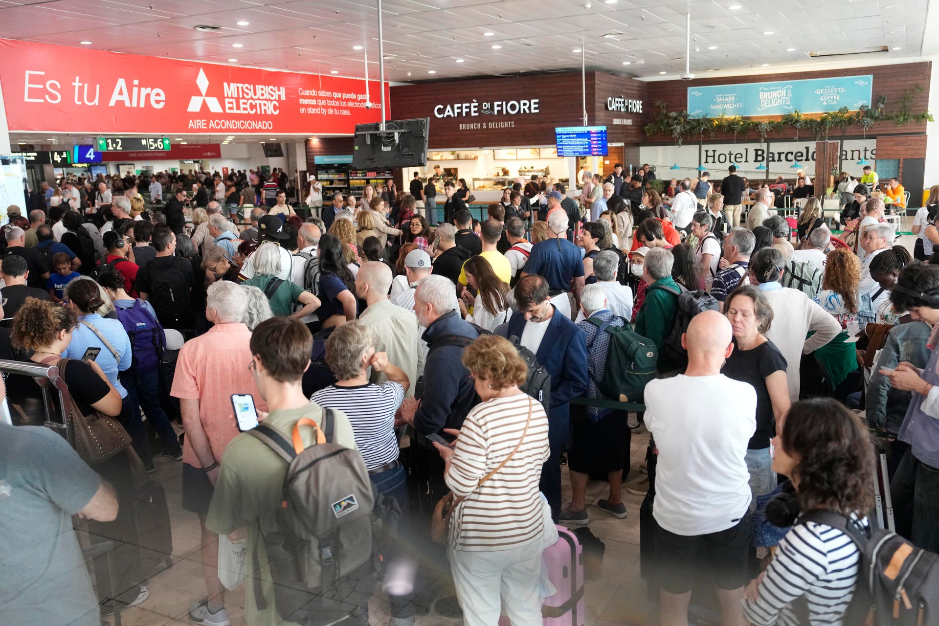 Aglomeraciones y escenas de caos en la estación de Sants de Barcelona Aglomeraciones y escenas de caos en la estación de Sants de Barcelona
