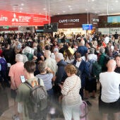 Aglomeraciones y escenas de caos en la estación de Sants de Barcelona