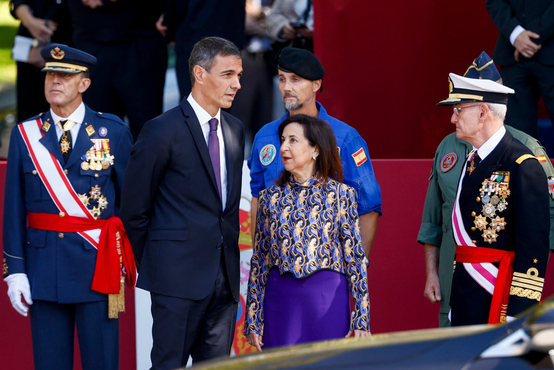 El presidente del Gobierno, Pedro Sánchez, y la ministra de Defensa, Margarita Robles, en el desfile del Día de la Hispanidad del 12 de octubre El presidente del Gobierno, Pedro Sánchez, y la ministra de Defensa, Margarita Robles, en el desfile del Día de la Hispanidad del 12 de octubre