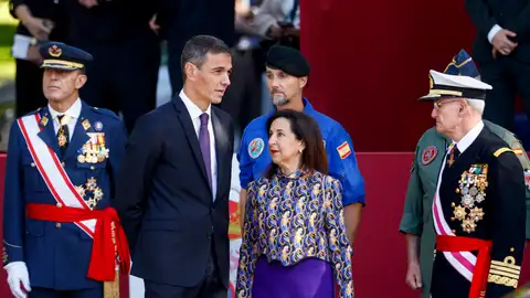 El presidente del Gobierno, Pedro Sánchez, y la ministra de Defensa, Margarita Robles, en el desfile del Día de la Hispanidad del 12 de octubre El presidente del Gobierno, Pedro Sánchez, y la ministra de Defensa, Margarita Robles, en el desfile del Día de la Hispanidad del 12 de octubre