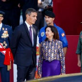 El presidente del Gobierno, Pedro Sánchez, y la ministra de Defensa, Margarita Robles, en el desfile del Día de la Hispanidad del 12 de octubre