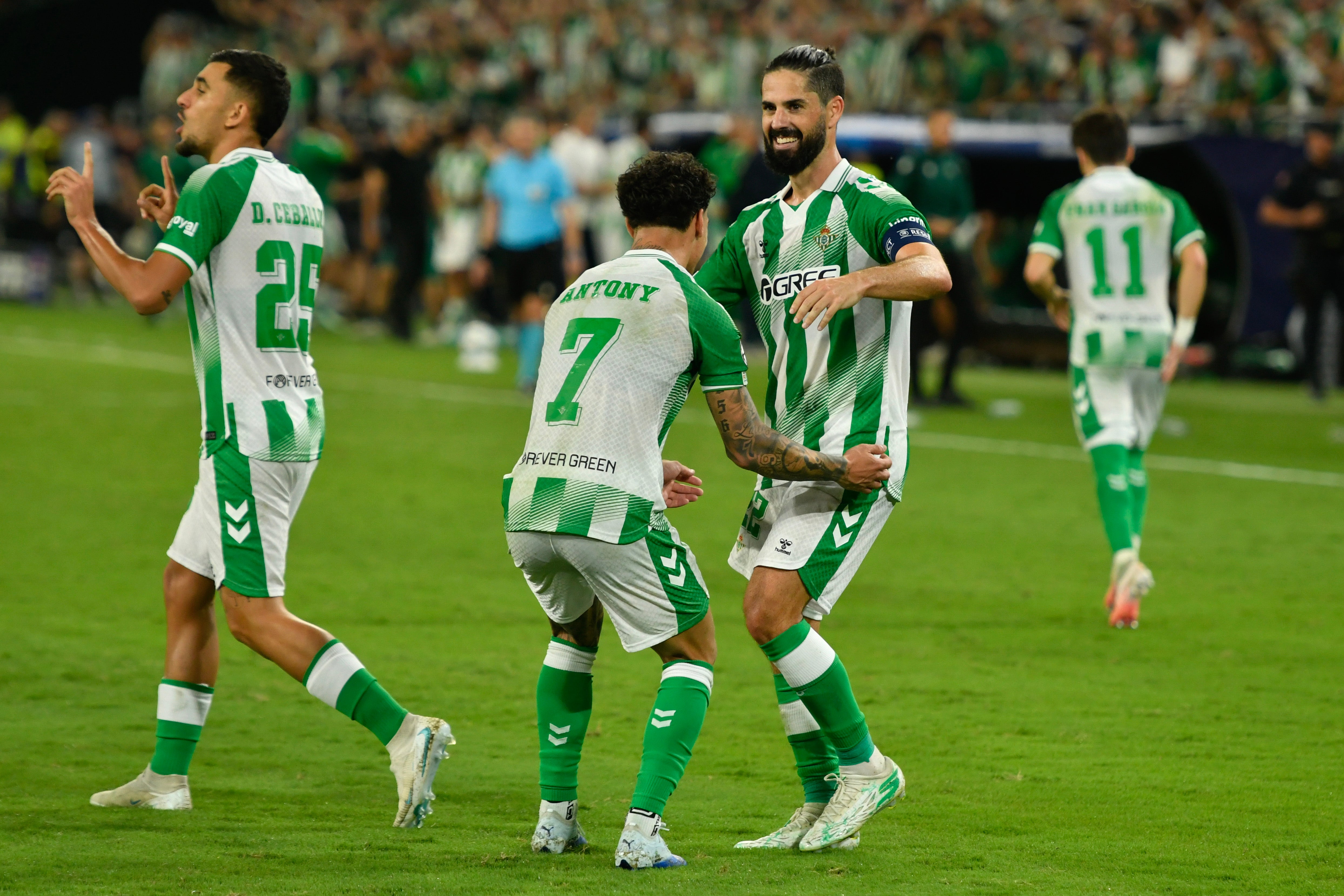 Antony e Isco celebran el tercer gol del Betis ante el Oporto. Antony e Isco celebran el tercer gol del Betis ante el Oporto.