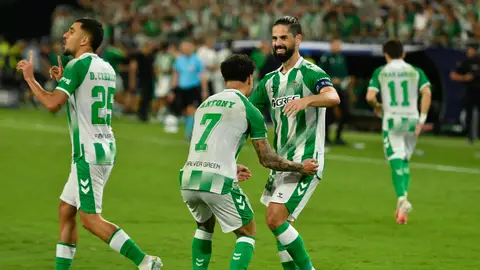 Antony e Isco celebran el tercer gol del Betis ante el Oporto. Antony e Isco celebran el tercer gol del Betis ante el Oporto.