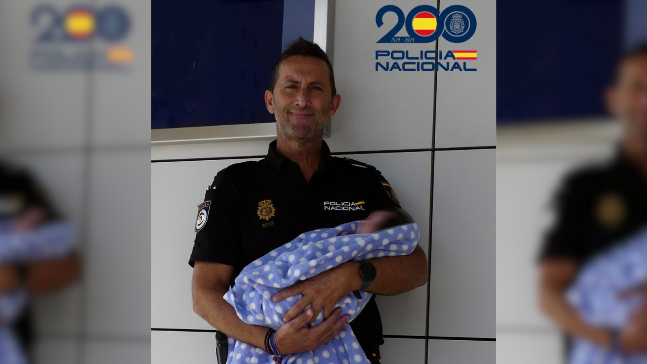 Uno de los agentes de Andújar con el bebé en brazos. Uno de los agentes de Andújar con el bebé en brazos.