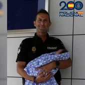 Uno de los agentes de Andújar con el bebé en brazos. Uno de los agentes de Andújar con el bebé en brazos.
