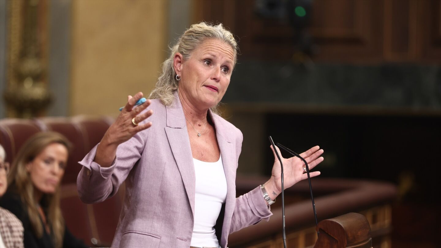 La portavoz de la Ejecutiva Federal del PSOE, Montse M&iacute;nguez, durante una sesi&oacute;n plenaria, en el Congreso de los Diputados, a 2 de octubre de 2026,