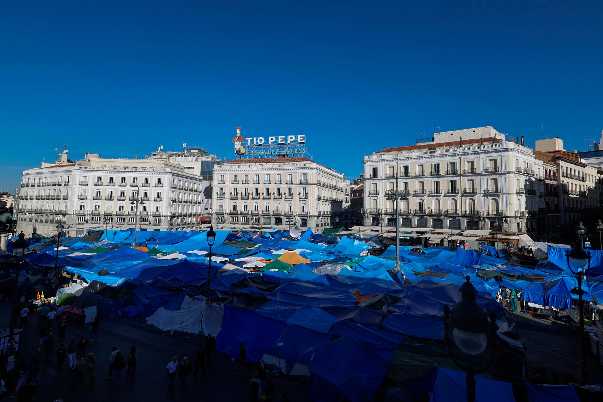 La acampada de Sol ya habla de "desacampada": reunión para "definir el final ideal" o "hacer que sea viable" en caso de seguir La acampada de Sol ya habla de "desacampada": reunión para "definir el final ideal" o "hacer que sea viable" en caso de seguir
