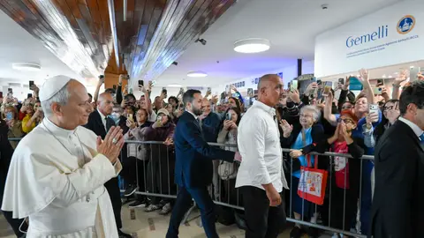 El Papa León XIV evoluciona con normalidad tras su operación de pulmón y ha comenzado a caminar El Papa León XIV evoluciona con normalidad tras su operación de pulmón y ha comenzado a caminar