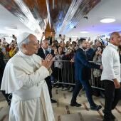 El Papa León XIV evoluciona con normalidad tras su operación de pulmón y ha comenzado a caminar