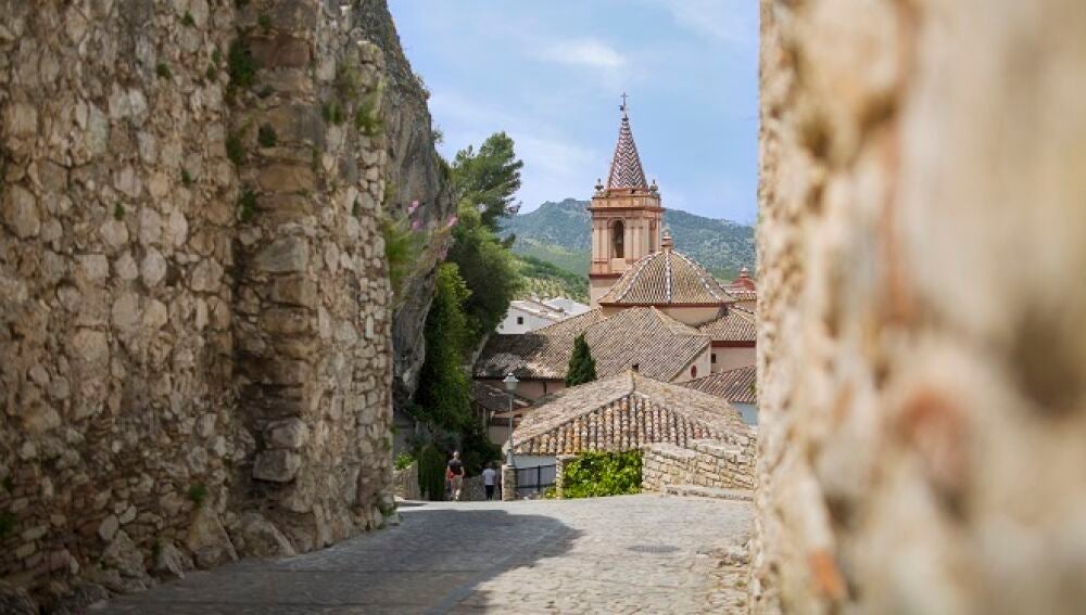 Iglesia de Santa María de la Mesa desde Calle el Fuerte, en Zahara de la Sierra.