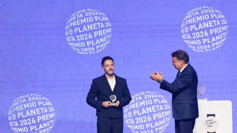  El escritor Sergio Hern&aacute;ndez Carrasco (i) finalista del Premio Planeta con 'La a&ntilde;oranza', acompa&ntilde;ado por el director del Grupo Planeta Jos&eacute; Creuheras (d)