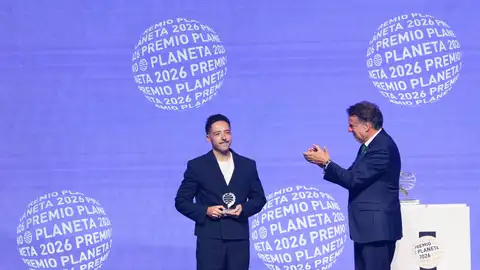 El escritor Sergio Hernández Carrasco (i) finalista del Premio Planeta con 'La añoranza', acompañado por el director del Grupo Planeta José Creuheras (d) El escritor Sergio Hernández Carrasco (i) finalista del Premio Planeta con 'La añoranza', acompañado por el director del Grupo Planeta José Creuheras (d)