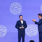 El escritor Sergio Hernández Carrasco (i) finalista del Premio Planeta con 'La añoranza', acompañado por el director del Grupo Planeta José Creuheras (d) El escritor Sergio Hernández Carrasco (i) finalista del Premio Planeta con 'La añoranza', acompañado por el director del Grupo Planeta José Creuheras (d)