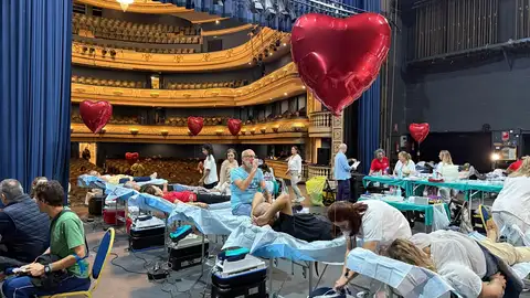 El escenario del Teatro Principal como punto de donación El escenario del Teatro Principal como punto de donación