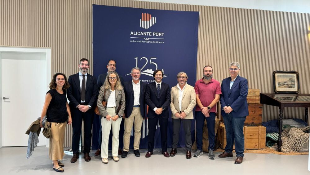 El consejo de Administración visita las exposiciones del 125 aniversario 
