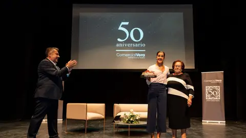 Comercial Vera celebra medio siglo de historia con una multitudinaria gala junto a Carolina Marín Comercial Vera celebra medio siglo de historia con una multitudinaria gala junto a Carolina Marín
