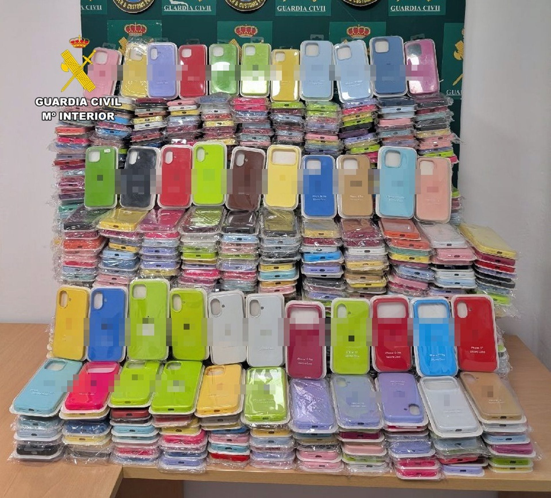Intervenidos más de 1.200 artículos falsificados en los puestos de venta ambulante de la Feria de Zafra Intervenidos más de 1.200 artículos falsificados en los puestos de venta ambulante de la Feria de Zafra