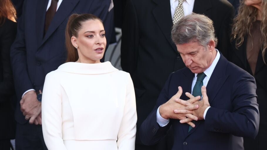 La portavoz del PP en el Congreso, Ester Mu&ntilde;oz, y el presidente del Partido Popular, Alberto N&uacute;&ntilde;ez Feij&oacute;o, durante el acto solemne de homenaje a la bandera nacional y desfile militar por el 12 de octubre, D&iacute;a de la Hispanidad, en la Plaza de C&aacute;novas del Castillo, a 12 de octubre de 2026