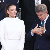 La portavoz del PP en el Congreso, Ester Muñoz, y el presidente del Partido Popular, Alberto Núñez Feijóo, durante el acto solemne de homenaje a la bandera nacional y desfile militar por el 12 de octubre, Día de la Hispanidad, en la Plaza de Cánovas del Castillo, a 12 de octubre de 2026