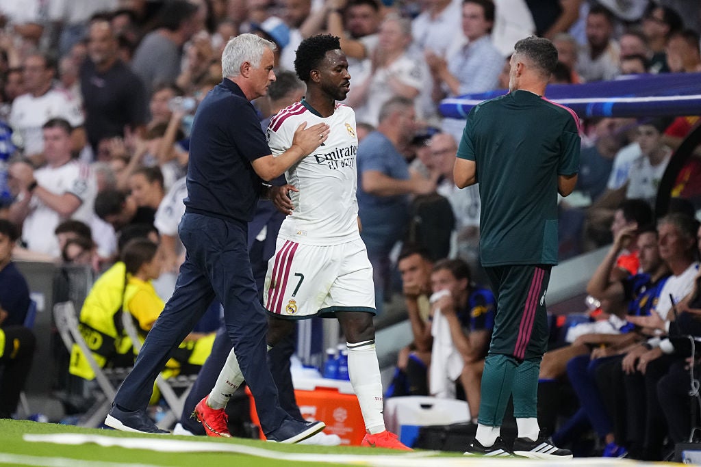 Vinicius es sustituido durante un partido en el Bernabéu Vinicius es sustituido durante un partido en el Bernabéu