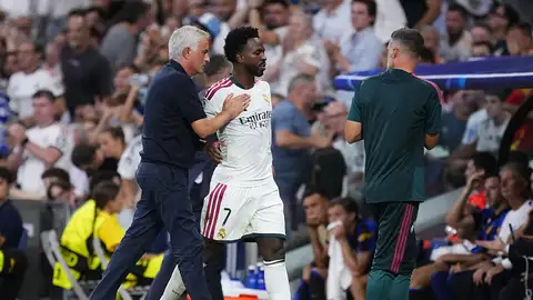 Vinicius es sustituido durante un partido en el Bernabéu Vinicius es sustituido durante un partido en el Bernabéu