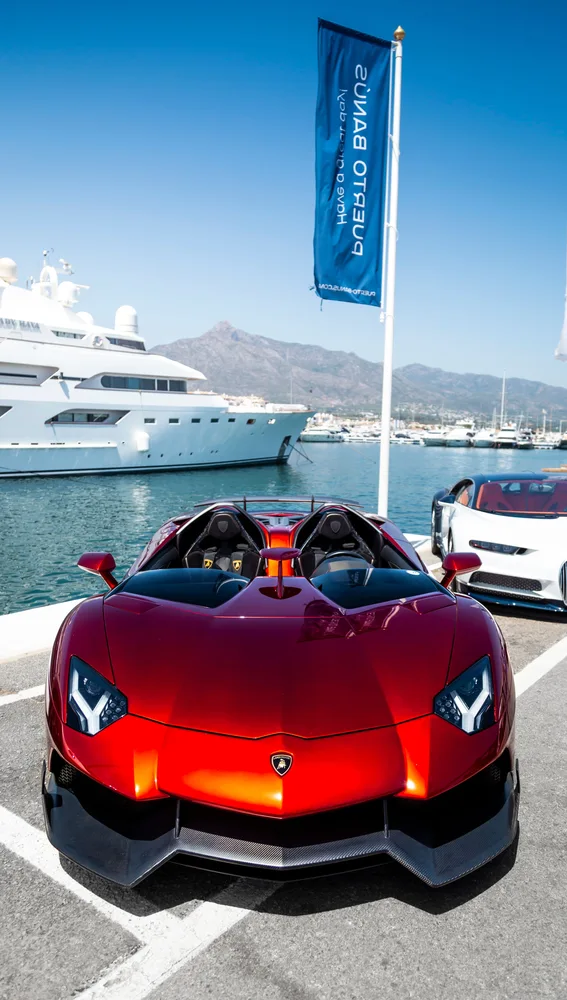 Puerto Banús: firmas de alta costura, coches de lujo y yates Puerto Banús: firmas de alta costura, coches de lujo y yates