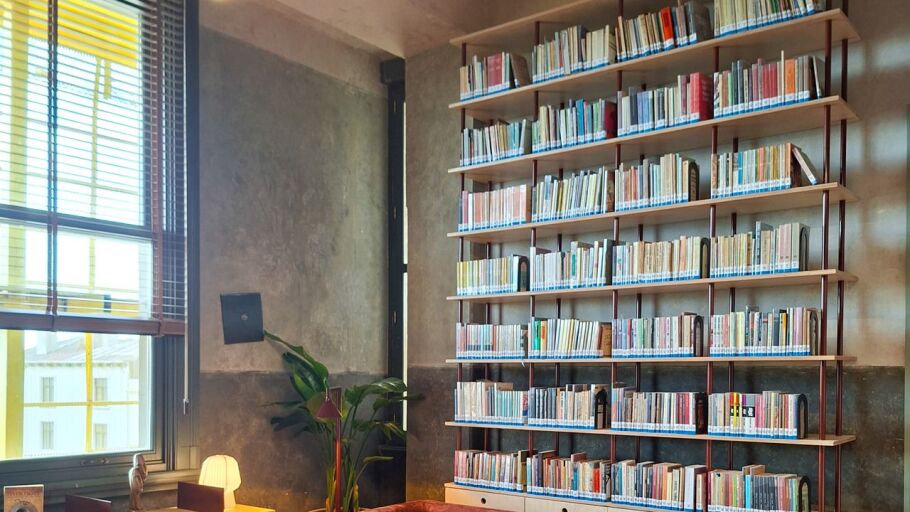 Un sal&oacute;n lleno de libros