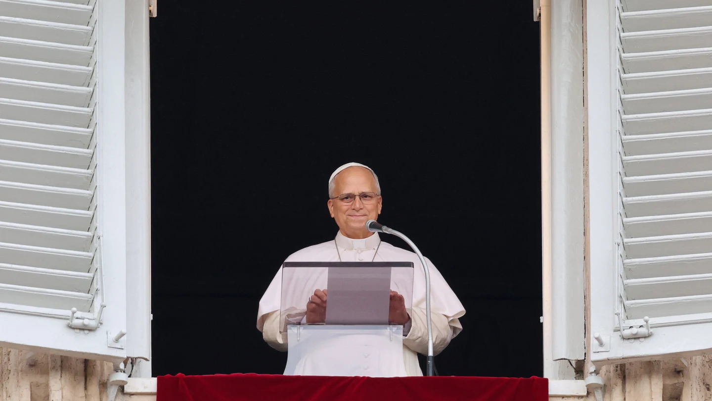 El papa León XIV reaparece en el Vaticano tras su operación de pulmón para el rezo del ángelus El papa León XIV reaparece en el Vaticano tras su operación de pulmón para el rezo del ángelus