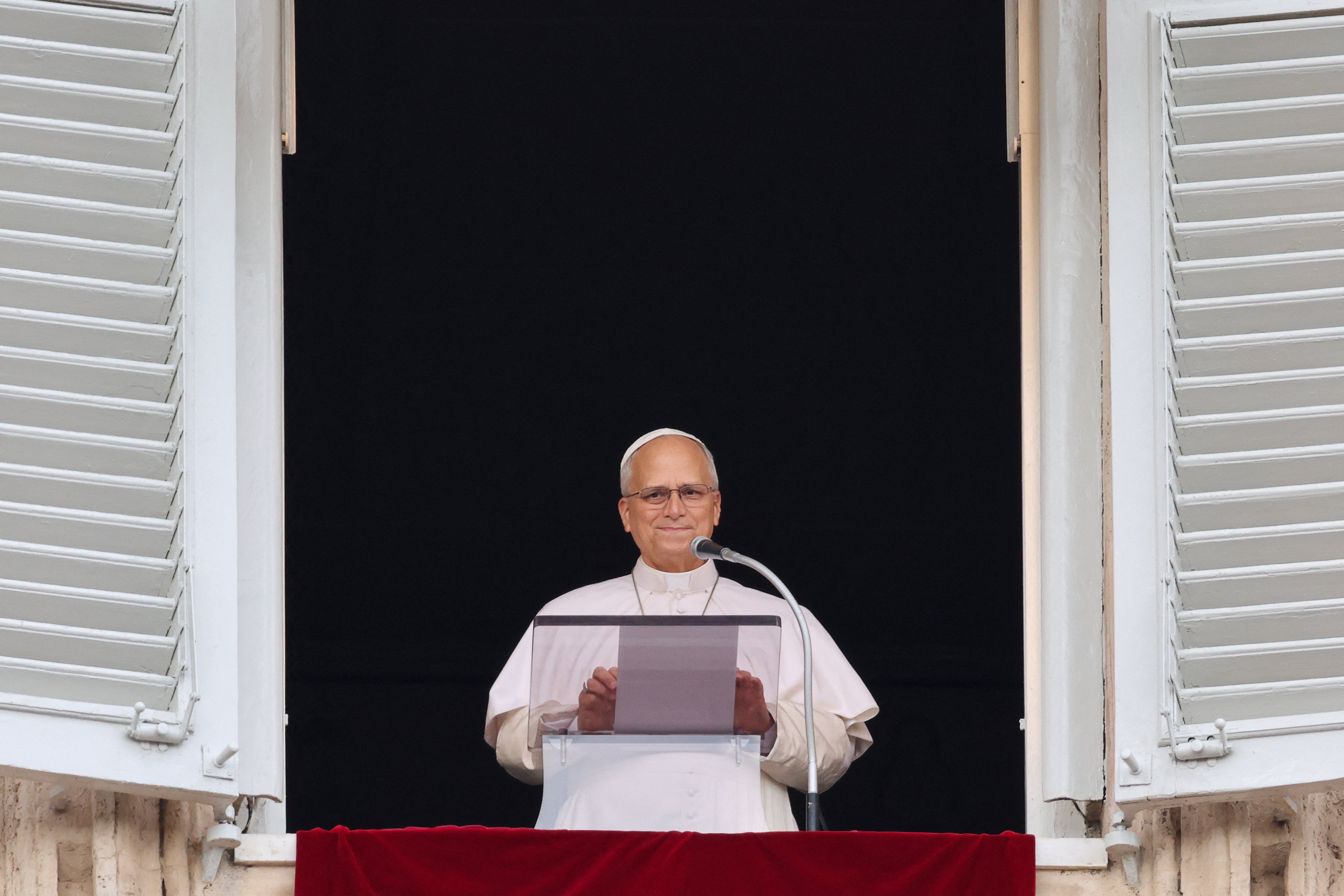 El papa León XIV reaparece en el Vaticano para el rezo del ángelus tras su operación de pulmón: "Retomaré gradualmente mi actividad" El papa León XIV reaparece en el Vaticano para el rezo del ángelus tras su operación de pulmón: "Retomaré gradualmente mi actividad"