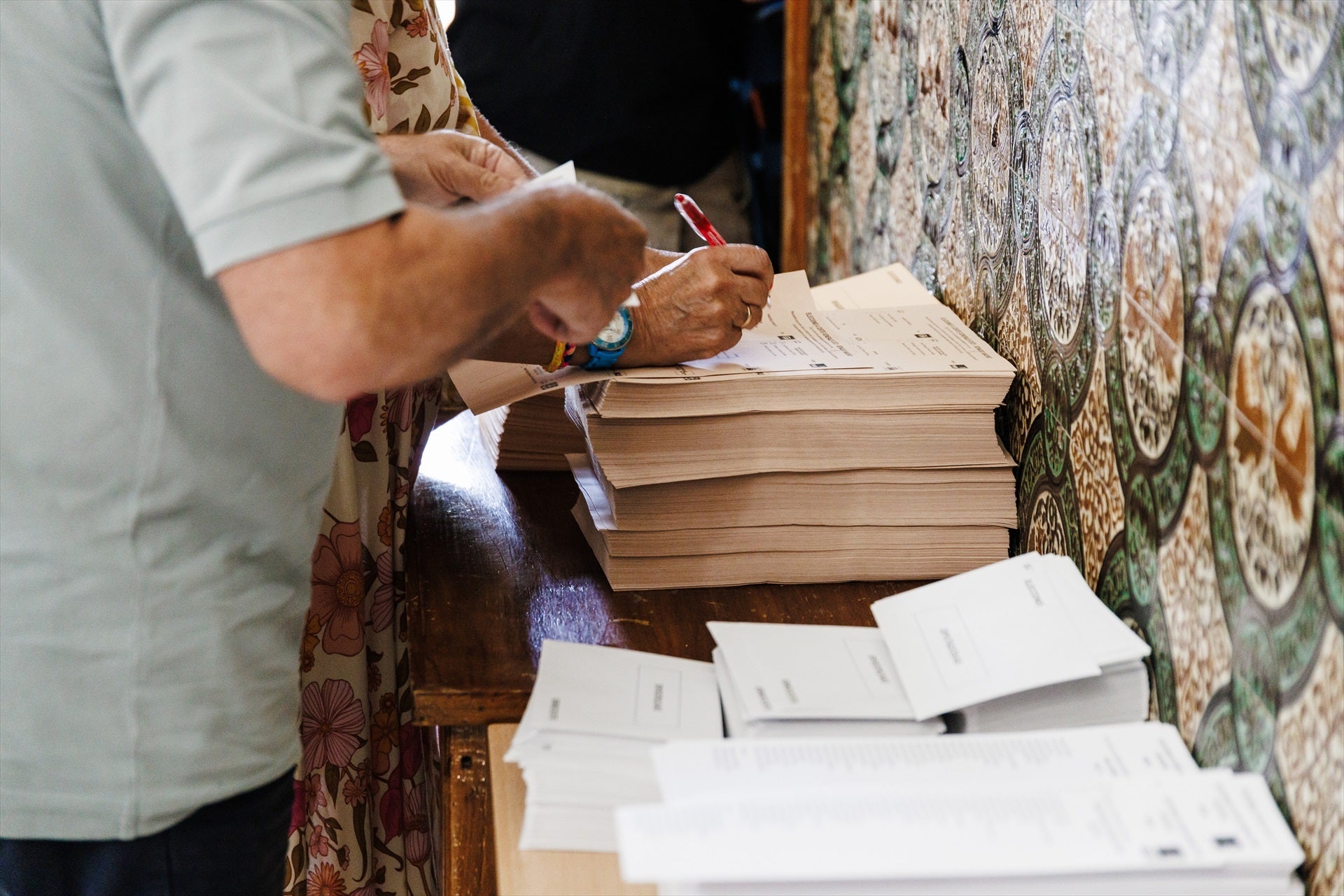 Una persona prepara sus papeletas para votar. Foto de archivo Una persona prepara sus papeletas para votar. Foto de archivo