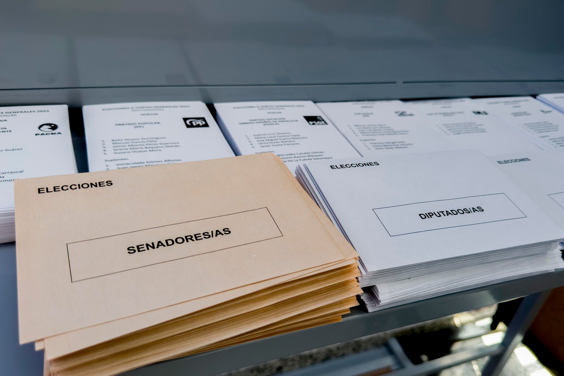 Papeletas y sobres en un colegio en las elecciones del 23J Papeletas y sobres en un colegio en las elecciones del 23J